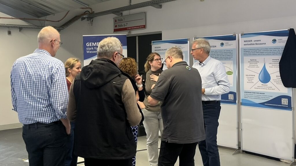 Gespräche am Informationsstand des KWH
