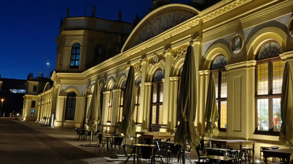 Abendliche Außenansicht der Orangerie in Kassel während des Konferenzdinners