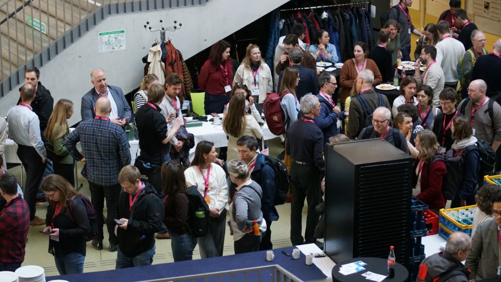 Teilnehmende im Austausch bei Tag der Hydrologie 2026 in Kassel